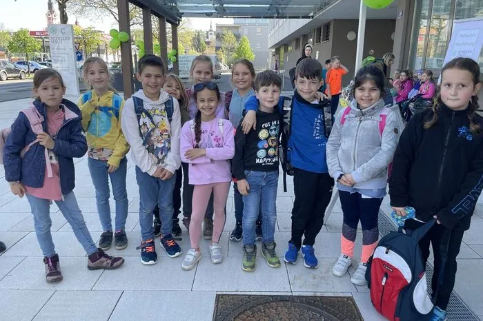 Viel Sonnenschein brachten die Kinder des Kindergarten Sonnenstrahl sowie der Volksschule Hofstätten mit ihren Darbietungen auf die Bühne.