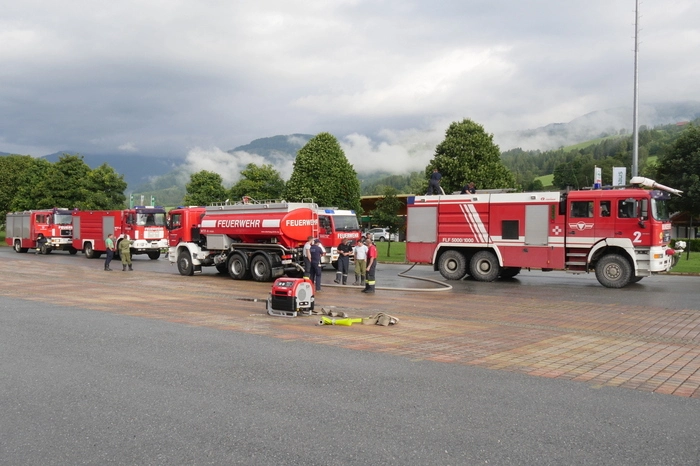 Die Feuerwehr Peterdorf muss Pumparbeiten vornehmen, auf einem Campungplatz haben sich Wassermassen angesammelt.