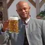 Trainer Vincent Kompany, Portraet, Portrait, Bier, Fussball / FC Bayern München / traditionelle Besuch auf dem Münchner Oktoberfest, Wiesn, Volksfest / 22.09.2024 / FOTO: Mladen Lackovic / LakoPress *** Coach Vincent Kompany, Portraet, Portrait, Beer, Football FC Bayern Munich traditional visit to the Munich Oktoberfest, Wiesn, Volksfest 22 09 2024 PHOTO Mladen Lackovic LakoPress