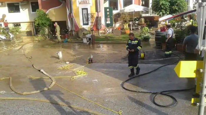 Wasser und Schlamm musste aus Kellern und Vorplätzen abgepumpt werden. Insgesamt standen fünf Feuerwehren mit 55 Mann im Einsatz: Hatzendorf, Johnsdorf/Brunn, Hohenbrugg, Fehring und Schützing mit insgesamt 11 Fahrzeugen