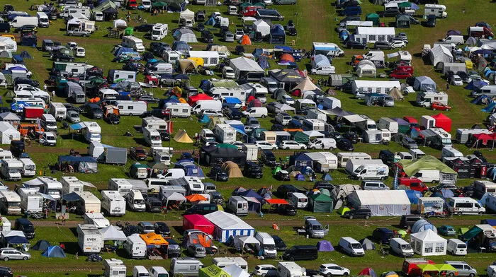 Die Parkplätze sind während des Wochenendes zum Bersten voll