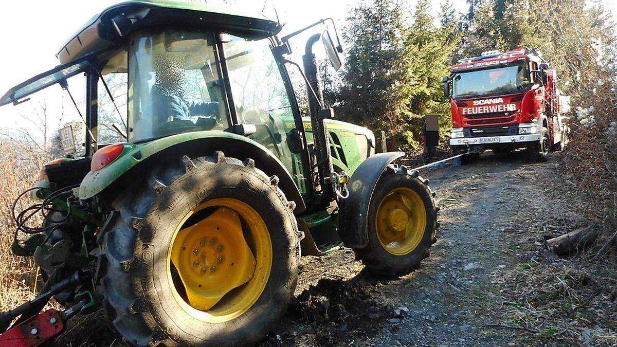 Das Traktorgespann ist von der Forststraße abgekommen und musste mit der Seilwinde gesichert werden 