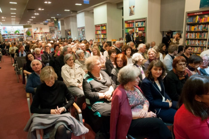 Rund 300 Zuhörer lauschten konzentriert den Ausführungen des Autors.