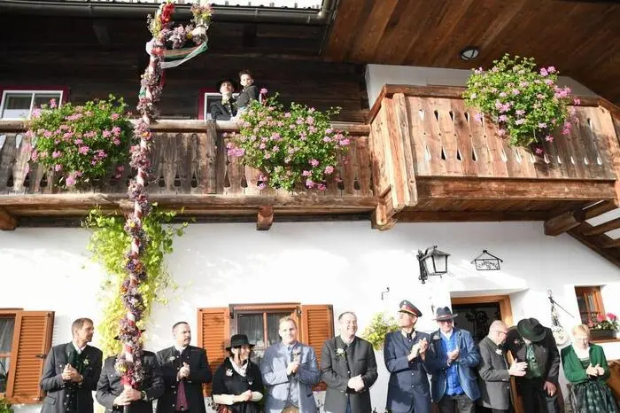 Ein Höhepunkt war der traditionelle Freyungsumzug, der beim Bauernhof Stinglbauer abgeholt wurde. Begleitet von der Musikkapelle, der Feuerwehr, der Sängerrunde, dem Kameradschaftsbund und der Bergwacht zog der farbenprächtige Zug durch das Ausstellungsgelände.