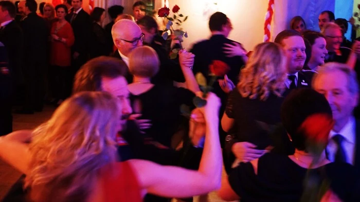 Mit roten Rosen am Tanzparkett. "Alles Walzer" hieß es auch heuer wieder beim Feuerwehrball der FF St. Paul im Lavanttal, für den die Räumlichkeiten des Konviktes kurzerhand zum festlichen Stützpunkt umfunktioniert wurden.