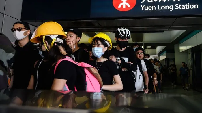 Tausende zumeist in Schwarz gekleidete Protestler versammelten sich am Bahnhof des Stadtteils Yuen Long.