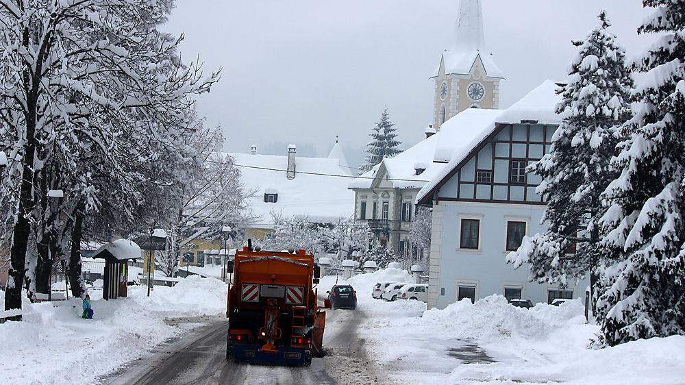 Für fast 400 Fahrbahnkilometer, im Bild die Turracher Straße in Himmelberg, sind die Mit- arbeiter der Straßen- meisterei im Bezirk zuständig