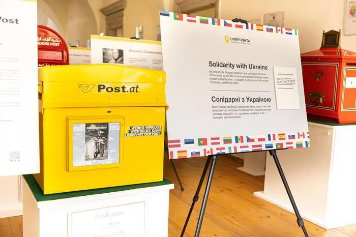 „Briefmarken haben für viele Menschen nicht nur einen besonderen Sammelwert, sondern stehen auch für Kommunikation und Verbindung. Unsere neue Sonderbriefmarke und die Wanderausstellung sind gute Beispiele dafür, wie durch Briefmarken Zusammenhalt ausgedrückt werden kann, der über nationale Grenzen hinausgeht“, erklärt Harald Kunczier, Geschäftsfeldleitung Filialen der Österreichischen Post AG. 