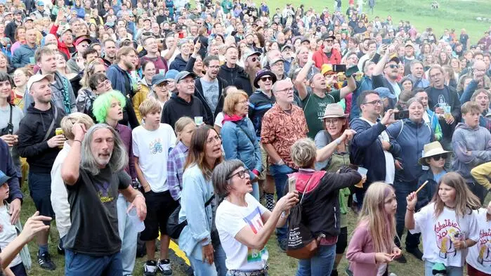 Am Wochenende stand das kleine Örtchen Unterort nahe Feistritz ob Bleiburg im Mittelpunkt eines großen Open-Air-Konzertes. Hunderte junge und junggebliebene Anhänger des Indie-Rocks hatten sich aus diesem Grund Richtung Südkärnten aufgemacht. Der Grund: das Fuzzstock-Bergfestival am Fuße der Petzen. Gemäß dem Motto „Sonne, Almen, Liebe, Blumen“ war für vier Tage Partystimmung angesagt. 