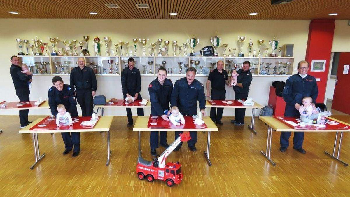 Miriam, Valentina, Nora, Mariella, Oliver und Sebastian halten die einsatzerprobten Feuerwehrleute ganz schön auf Trab