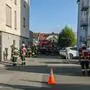 Das Bild zeigt die Feuerwehr während des Einsatzes in Deutschlandsberg. | Unter Atemschutz löschten die Einsatzkräfte den Brand in einer Wohnung