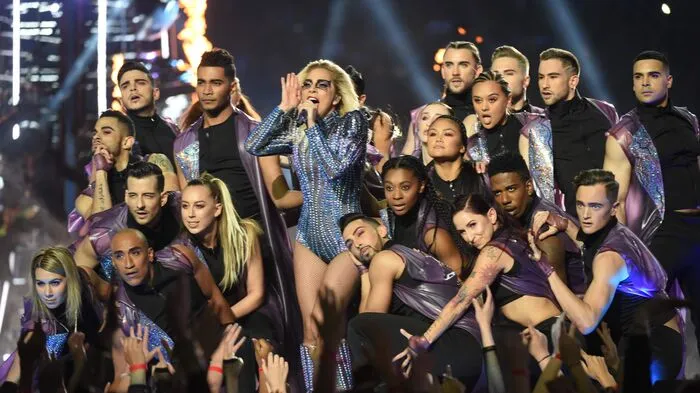 Gespannt warteten die Zuseher auf die Halbzeitshow beim diesjährigen Super Bowl. Pop-Ikone Lady Gaga enttäuschte nicht.