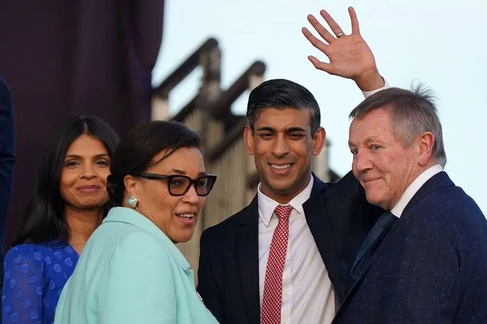 Der britische Premier Rishi Sunak mit seiner Frau Akshata Murty und der Commonwealth-Generalsekretärin Patricia Scotland.