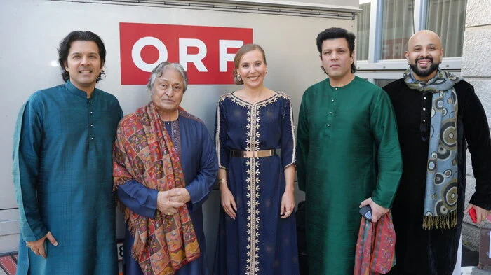 Die musikalischen Gäste aus Indien werden von Intendantin Julia Malischnig willkommen geheißen.