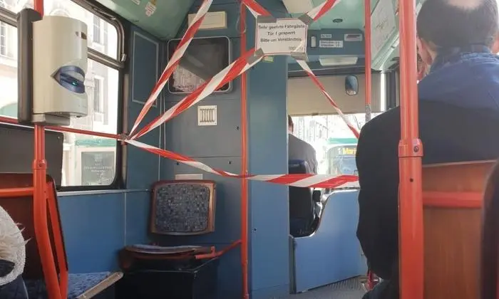 In älteren Bim-Garnituren ohne abgeschlossener Fahrerkabine haben die Graz-Linien den vorderen Zutritt abgesperrt