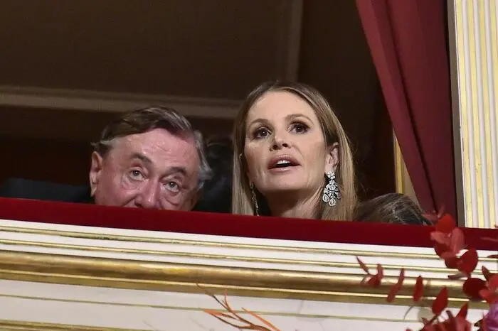Richard Lugner lugte gemeinsam mit seinem Stargast Elle Macpherson aus seiner Loge.