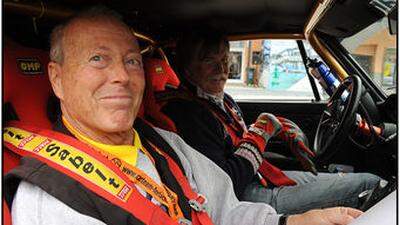 Führt die Oldtimer-Rallye als Beifahrer im Voraus-Auto an: Gerd Figura. Oft mag er’s schneller