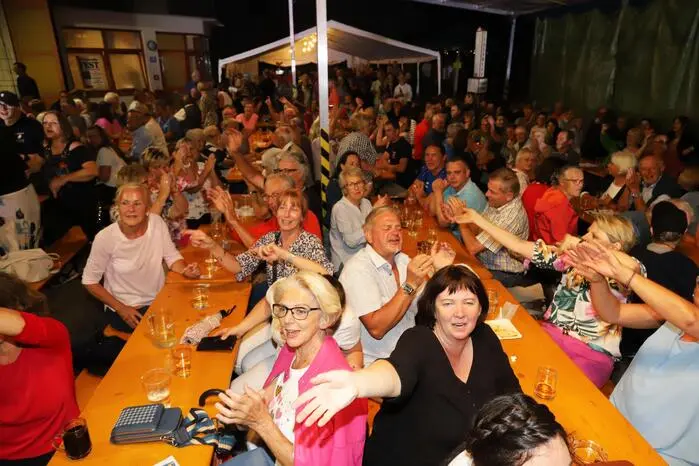 Super Stimmung im Festzelt beim Rüsthaus.