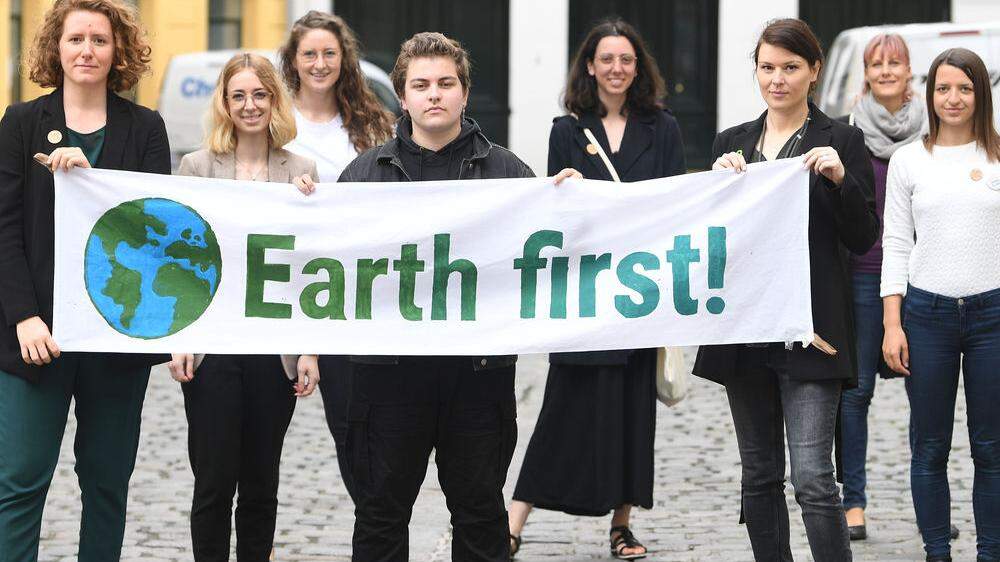 Klimavolksbegehren-Initiatorin Katharina Rogenhofer (l.) gemeinsam mit Aktivisten