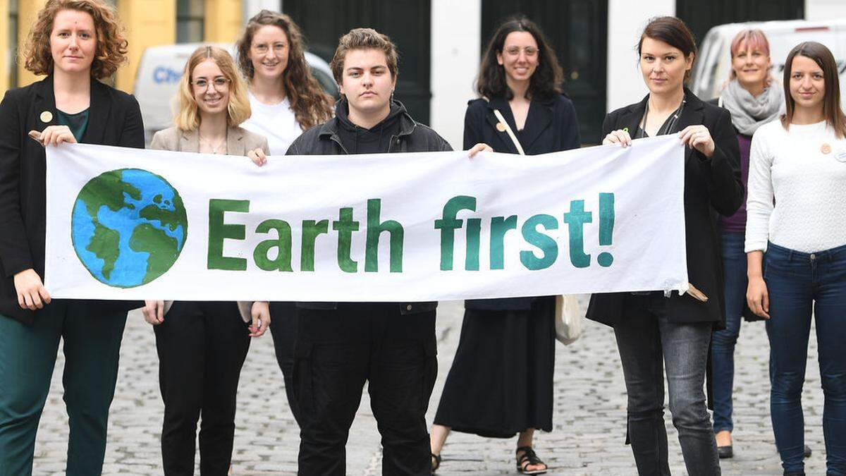 Klimavolksbegehren-Initiatorin Katharina Rogenhofer (l.) gemeinsam mit Aktivisten