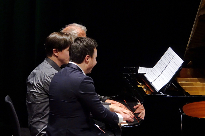 Zu dritt auf einem Klavier.