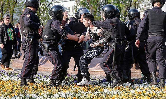 Reihenweise nahm die Polizei in Moskau Demonstranten fest.