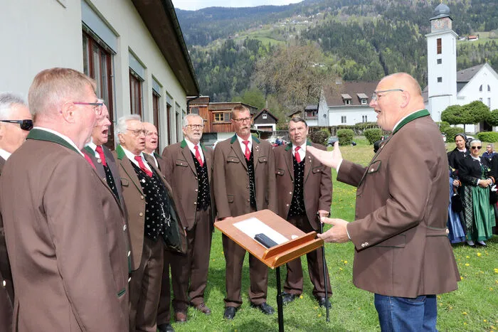 Weiters umrahmten der MGV Bodensdorf (am Foto) unter Chorleiter Michael Mauer und Obmann Josef Mitterer, sen. und der Kindergarten Bodensdorf unter Leitung von Isabella Winkler-Thaler und die SchülerInnen der Volksschule Bodensdorf unter Gesamtleitung von Sabine De Angelo das Maifest.