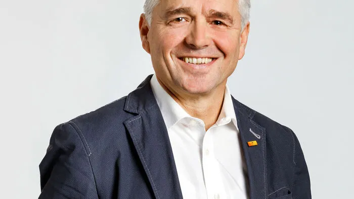 Franz Uller könnte Rauch als Obmann nachfolgen. Der 49-Jährige möchte „den Lebensraum Bauernhof aufwerten“. Sein Herzblut schlägt aber für den Boden. „Klimaschutz durch Humusaufbau und alles, was mit Boden und dessen nachhaltiger Bewirtschaftung zu tun hat, ist mir wichtig“, sagt Uller. Vor allem das Thema Winterbegrünung sei wichtig. „Mein Ziel ist es, unsere Böden täglich zu verbessern, nicht nur in der Praxis, sondern auch in den Köpfen.“ Und Uller möchte sich für gute gesetzliche Rahmenbedingungen „für unsere regional sehr kleinstrukturierte Landwirtschaft“ einsetzen.