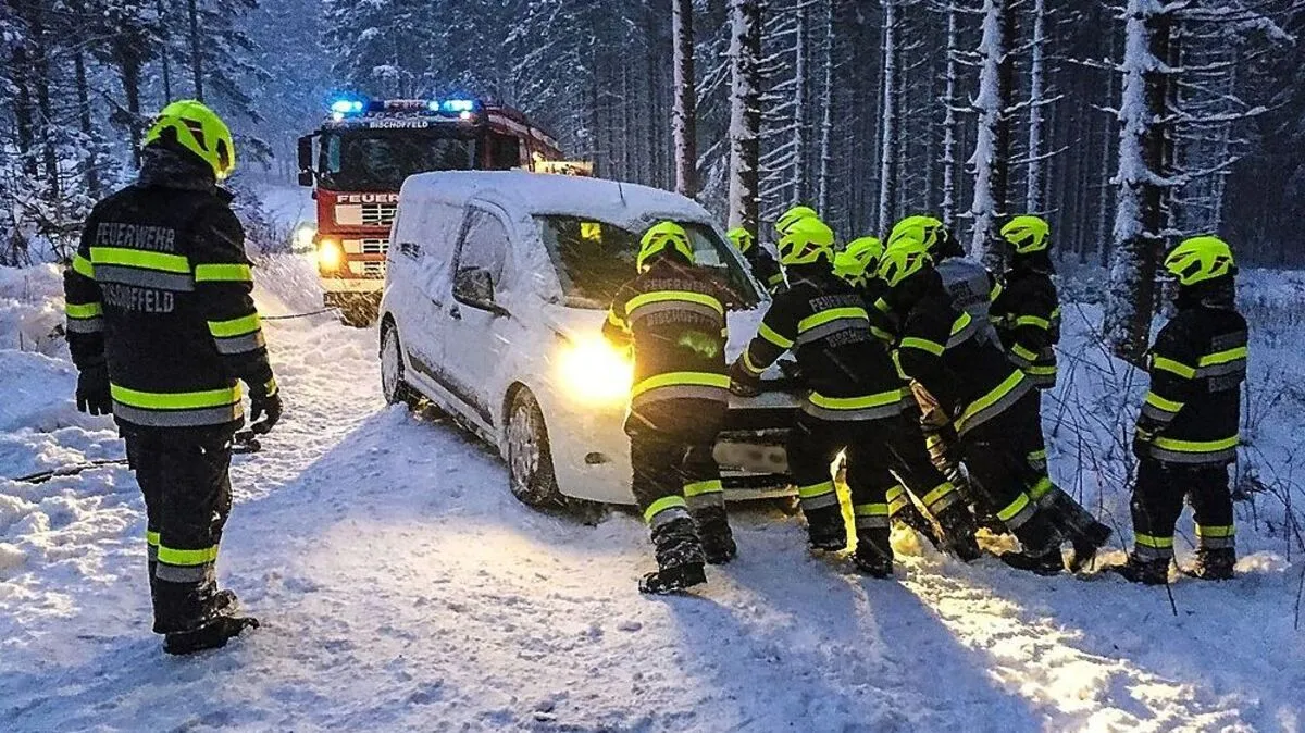 Die Feuerwehr schaffte das Auto wieder auf die Fahrbahn