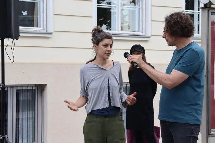 Es wurde heiß diskutiert. Auch Passantinnen und Passanten blieben stehen, machten mit und teilten mit dem Publikum ihre Erfahrungen.