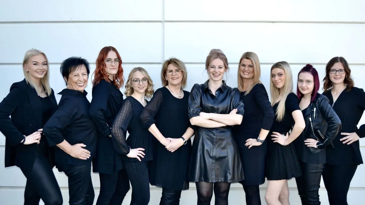 Natascha Kaspar (Mitte) übernahm den Friseursalon Styling Creative