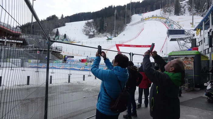 Die ersten Schaulustigen nutzen die Ruhe vor dem Sturm im Planai-Stadion