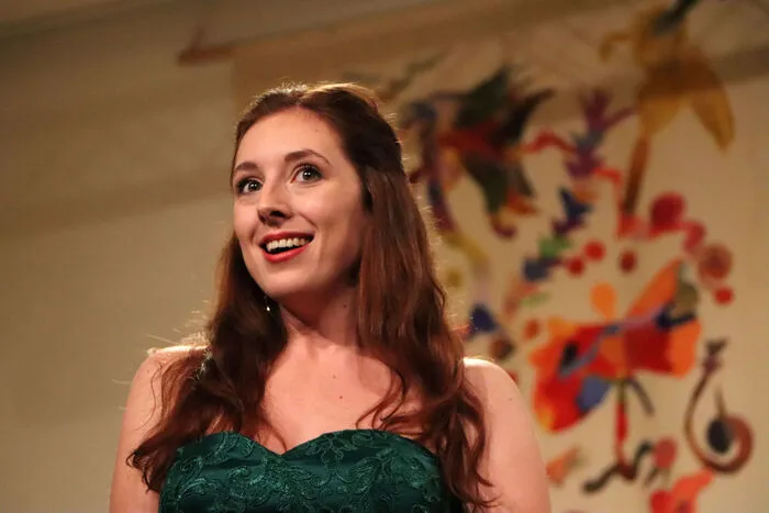 Christina Tschernitz Sopran. Sie stammt aus Feldkirchen in Kärnten und widmet sich seit ihrem zwölften Lebensjahr dem Gesang. Sie begann ihre Gesangsausbildung an den Musikschulen Feldkirchen und Villach bei Mag. Michael Paumgarten und im Nachwuchs des Stadttheater Klagenfurt (Singakademie Carinthia). Ihr Werdegang führte sie anschließend an die GMPU Klagenfurt, wo sie vergangenen Juni ihr BAIGP Studium abschließen konnte. Seit 2020 studiert sie BA Sologesang an der MUK Wien bei Prof. Uta Schwabe. 