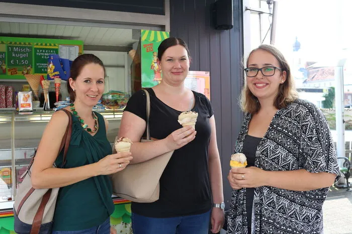 Besucher von Jung bis Alt nutzen das Angebot, das vielen die letzten Sommertage und Kindern den Schulstart versüßte.