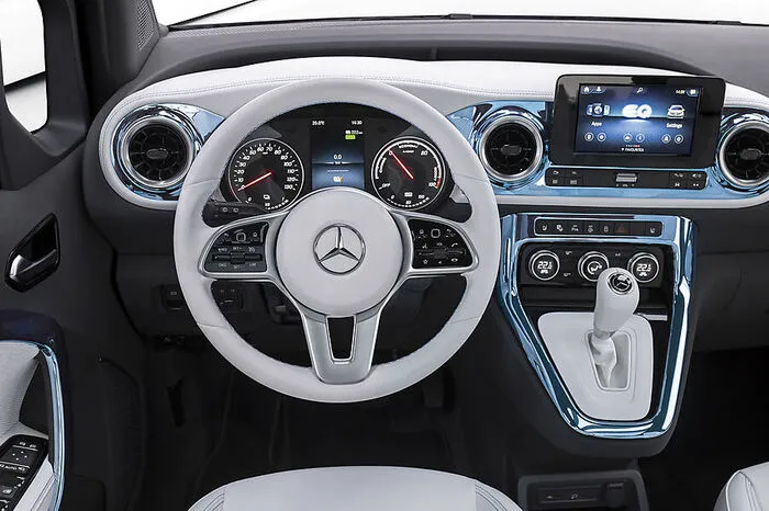 Und wie das Ganze aussehen könnte, das hat Mercedes jetzt mit einem seriennahen Showcar vorweggenommen: Das Concept EQT ist 4,95 Meter lang (Breite 1,86, Höhe 1,83 Meter) bietet Platz für bis zu sieben Personen und auf jeder Seite eine Schiebetüre, durch die man leichter in die dritte Sitzreihe steigen kann.
