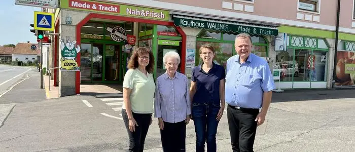 Ingrid Fischer (Mode), Marianne Wallner, Helga Wallner (Lebensmittel) und Geschäftsführer Hubert Wallner vor ihrem Traditionskaufhaus