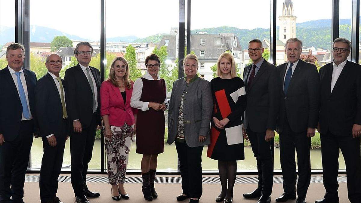 Die Landesgesundheitsreferenten und Bundesministerin Beate Hartinger-Klein (Fünfte von rechts)