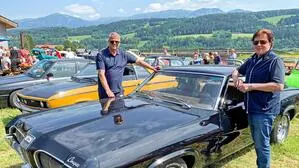 Zwei Männer bei einem Oldtimer