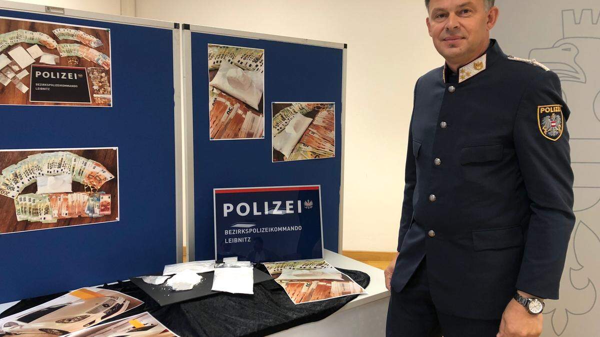 Peter Neger, stellvertretender Kommandant der Polizeiinspektion Leibnitz, mit dem sichergestellten Kokain.
