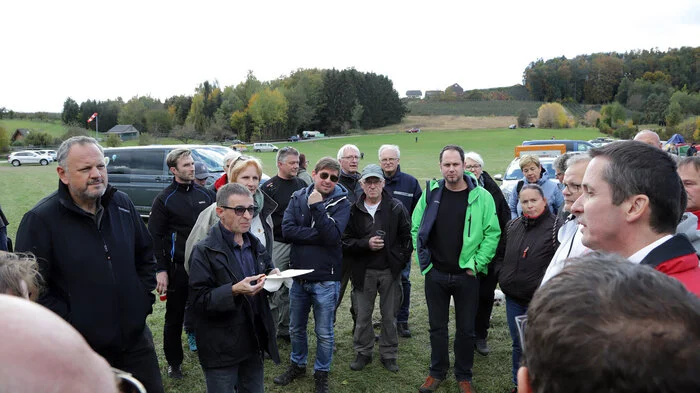 Wettkampfleiter Gerhard "Rottschi" Rottinger musste nach dem zweiten Briefing am ersten Tag wegen des böigen und starken Windes die erste Fahrt leider absagen.
