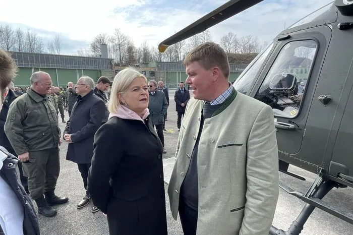 Ministerin Tanner mit Aigens Bgm. Klingler