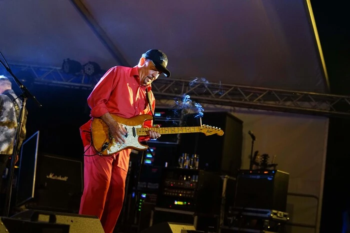 "Sex, Drugs and Rockn´Roll" heißt es noch bei den bayerischen Altmeistern. Da wird schon mal die Zigarette an der Gitarre befestigt.