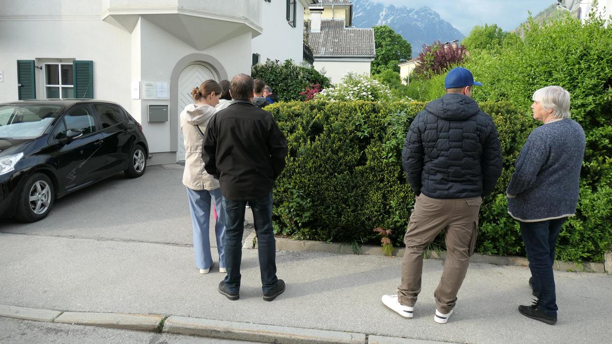 Der Gehsteig dient bei Allgemeinmedizinern in Lienz als Erweiterung des Wartezimmers 