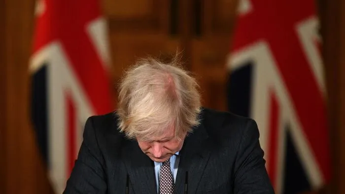 In Großbritannien zeichnete sich Donnerstag Früh ein Rückzug von Premier Boris Johnson ab. Nach einer offenen Revolte tritt Johnson laut BBC als Parteichef der Konservativen zurück.
