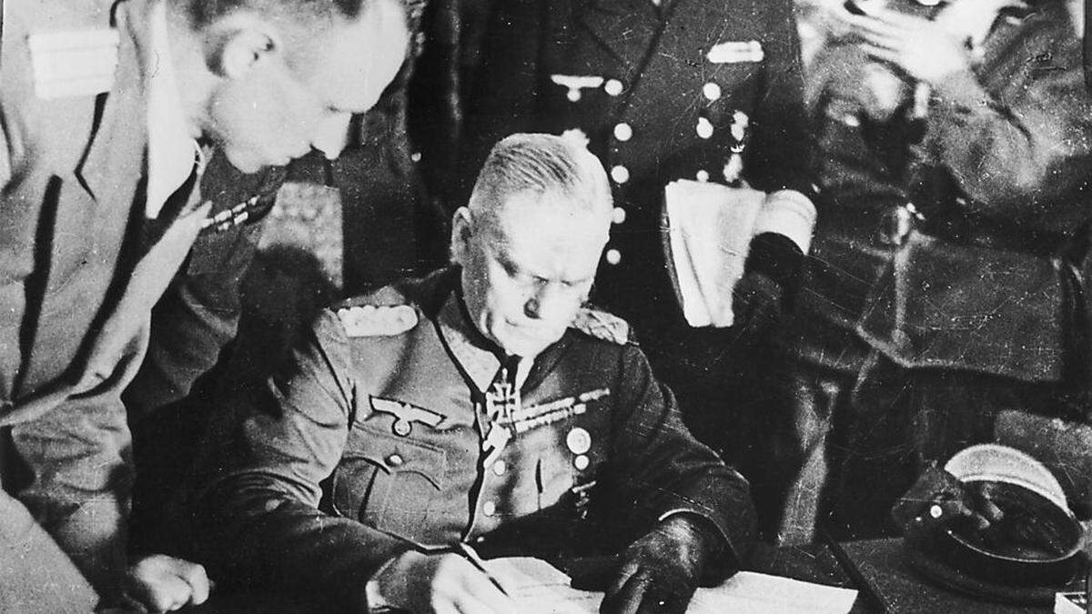Generalfeldmarschall Wilhelm Keitel bei der Unterzeichnung der Kapitulation im sowjetischen Hauptquartier in Berlin-Karlshorst, 8. Mai 1945