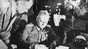 Generalfeldmarschall Wilhelm Keitel bei der Unterzeichnung der Kapitulation im sowjetischen Hauptquartier in Berlin-Karlshorst, 8. Mai 1945
