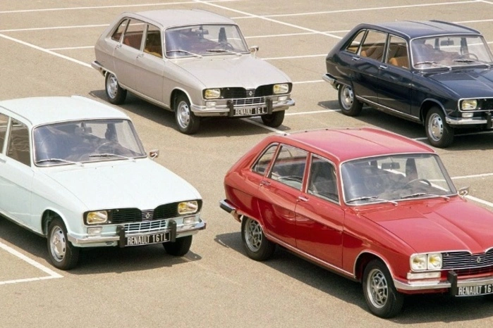 1965: Wirtschaftswunder und wachsender Wohlstand machen Westeuropa Lust auf Familiengründung, Reisen und Konsum. Aber wie bekommt man all das ins Auto? Renault hatte die Antwort und die hieß R16. Die Schräghecklimousine ließ 1965 mit großer Heckklappe und multifunktionalem Innenraum die Konkurrenz mit einem Schlag alt aussehen. Rennfahrer Stirling Moss nannte ihn "das am intelligentesten konstruierte Automobil", das er je gesehen habe, denn beim R16 spielte es Kofferraumabdeckung genauso wie eine siebenfach umgestaltbare Sitzlandschaft. 