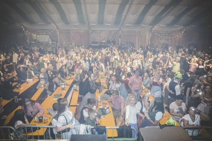 Bei Musik und geselligem Beisammensein herrschte ausgelassene Feierlaune. Die Besucherinnen und Besucher genossen den zweiten Festtag.