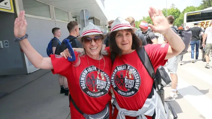 Conny und Carmen aus Rüsselsheim am Main sind unter den deutschen Fans, die am Donnerstag zum 1. Hinti Cup reisten.