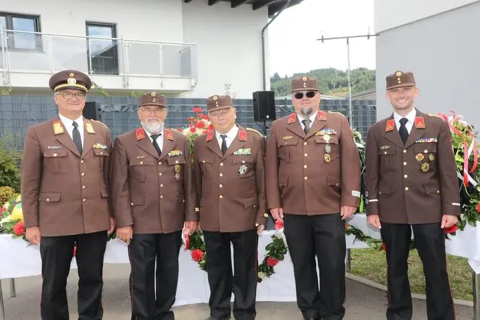 Beim großen Festakt blickten Hauptbrandinspektor Robert Hubmann und sein Stellvertreter Oberbrandinspektor Stefan Grangl gemeinsam mit zahlreichen Ehrengästen und der Bevölkerung auf ein Jahrhundert Feuerwehrgeschichte zurück.